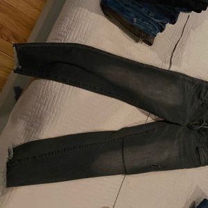 Kut from the Cloth  ankle length fray skinny jeans black size 6